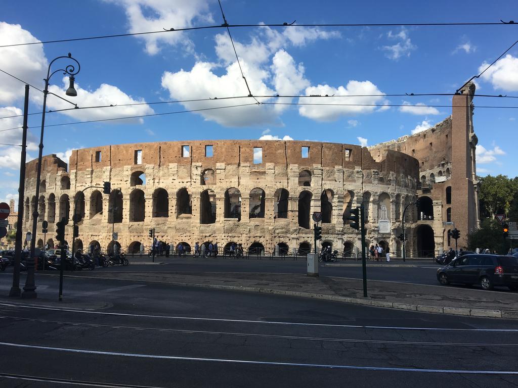 Delightful Apartment 100 Meters From The Colosseum Exterior foto